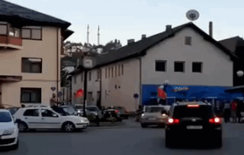 'AUTO PROSLAVA' u Crnoj Gori: Kroz <span style='color:red;'><b>Rožaje</b></span> prolaze kolone automobila sa crnogorskim zastavama (VIDEO)
